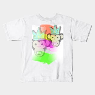 Monkey puts on a crown Kids T-Shirt